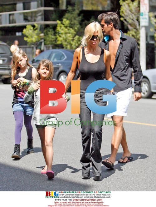 Shauna Sands and daughters drop off Bentley