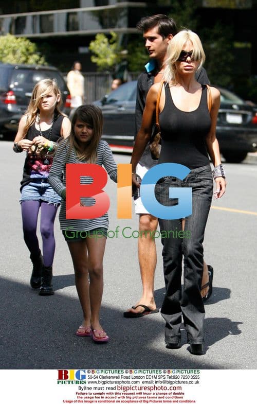 Shauna Sand with daughters and boyfriend