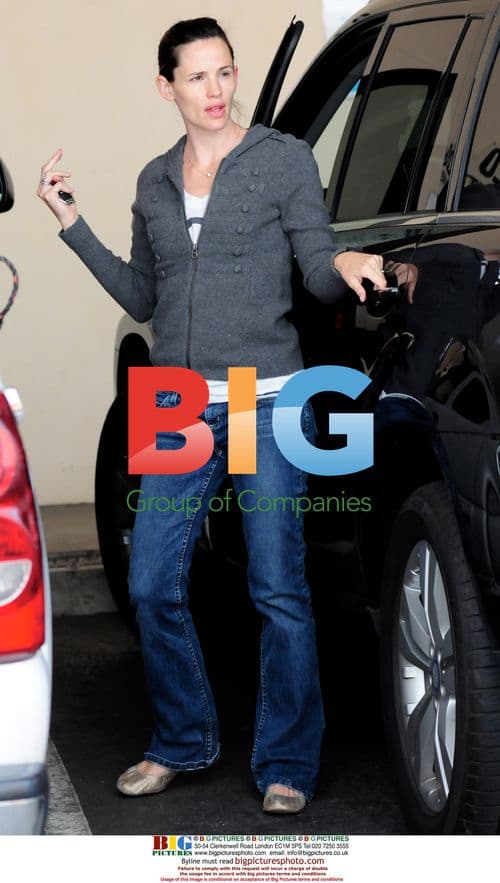 Jennifer Garner picks up daughter Violet