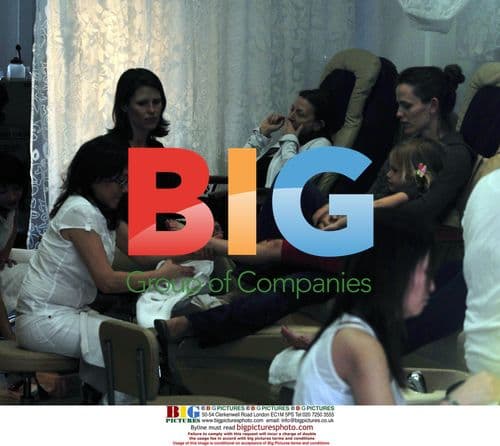 Jennifer Garner and Violet get manicures