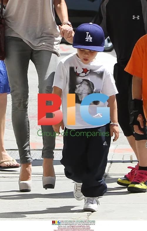 Beckhams at Pinkberry in LA