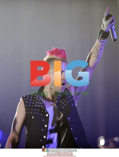 Jared Leto Performs with 30 Seconds to Mars