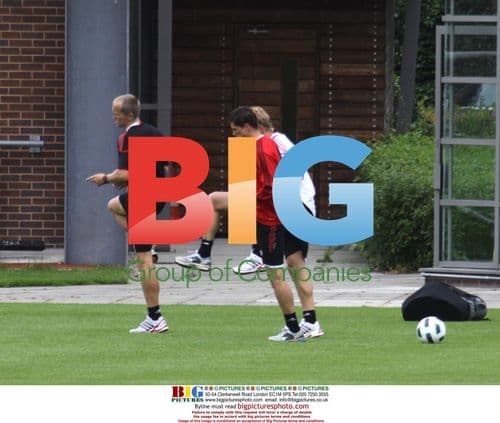 Torres and Kuyt Back in Training