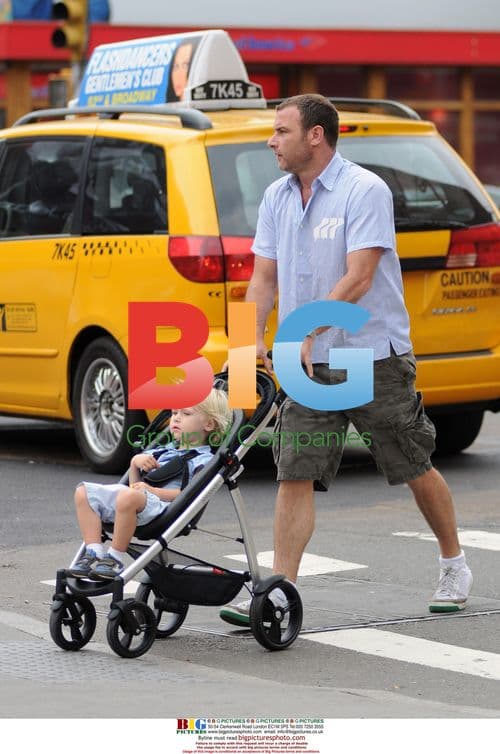 Naomi Watts and Liev Schreiber with kids