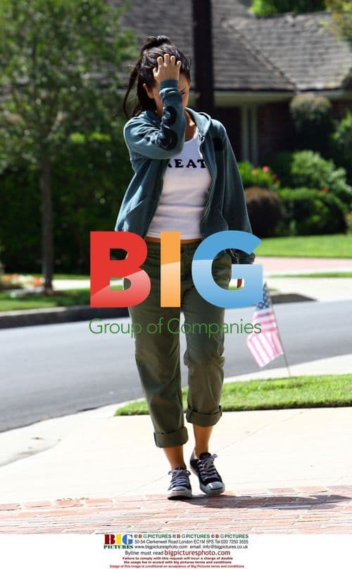 Jennifer Love Hewitt Visits Mother's Home