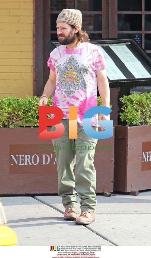 Paul Rudd on "My Idiot Brother" set