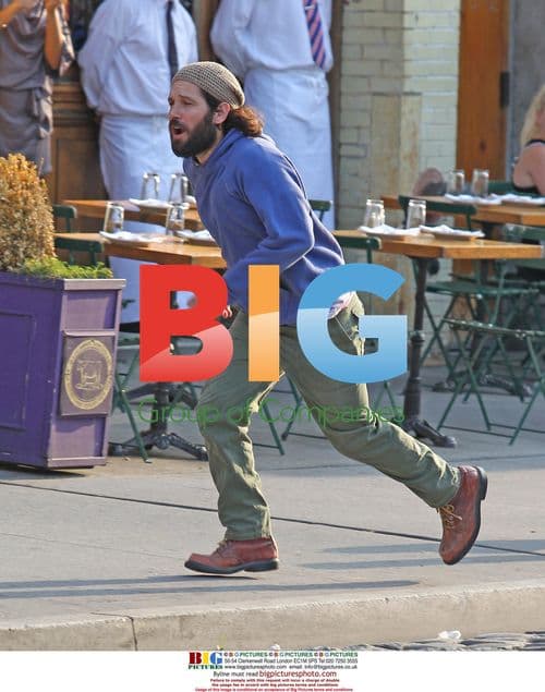 Paul Rudd on "My Idiot Brother" set