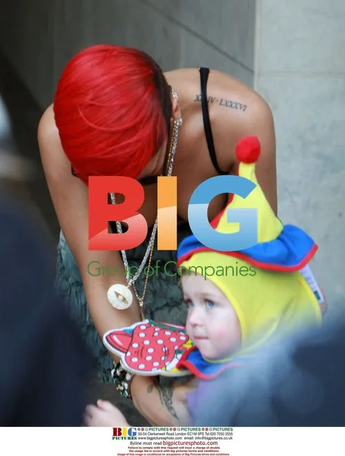 Rihanna signs autographs before concert