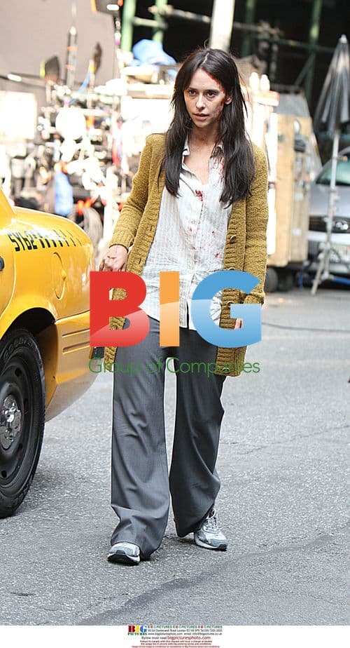 Jennifer Love Hewitt on SVU set