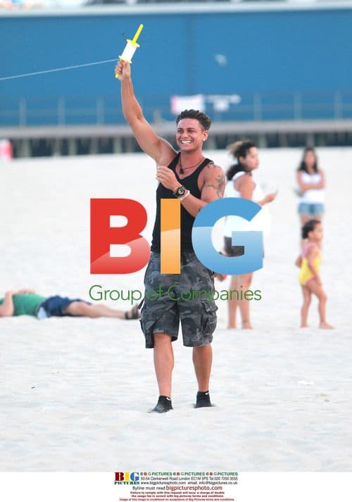 Pauly D and Vinny Fly Kites on Jersey Shore