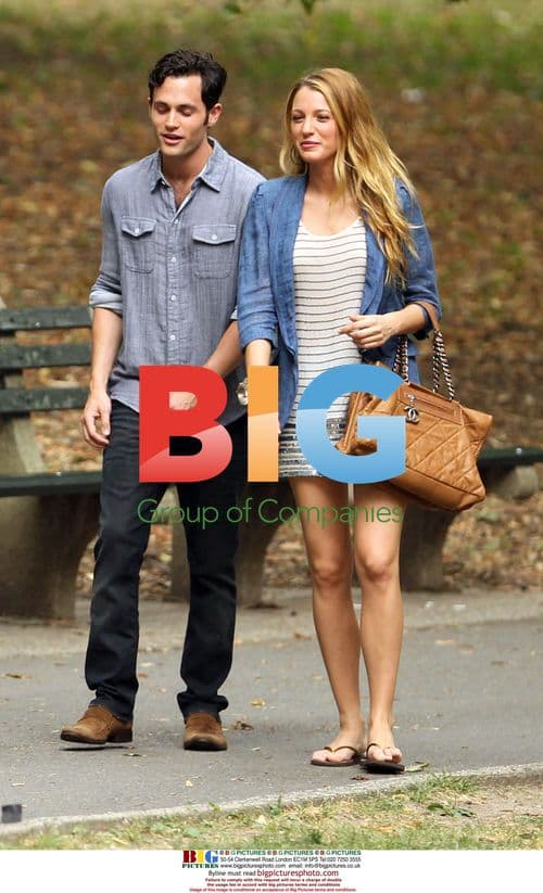 Blake Lively and Penn Badgley on Gossip Girl Set