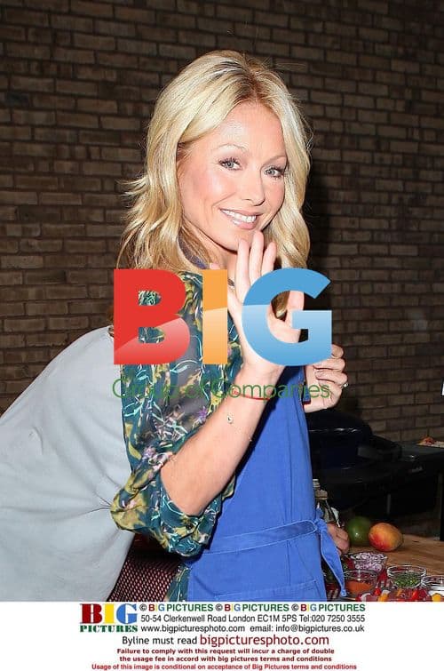 Kelly Ripa on 'Live! With Regis and Kelly' Set