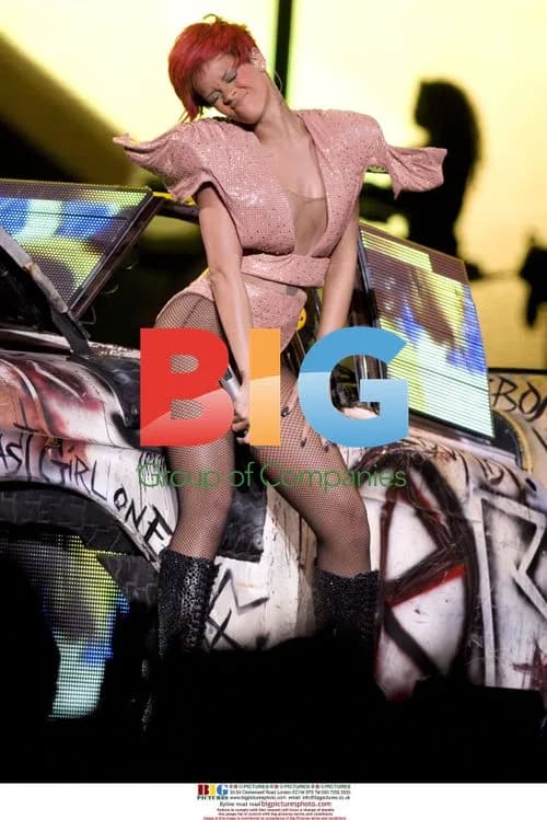 Rihanna Performs on 'Last Girl on Earth' Tour