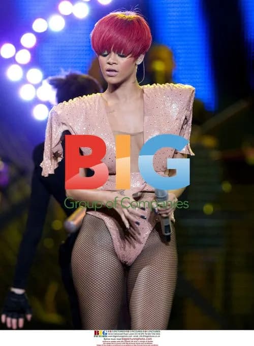 Rihanna Performs on 'Last Girl on Earth' Tour