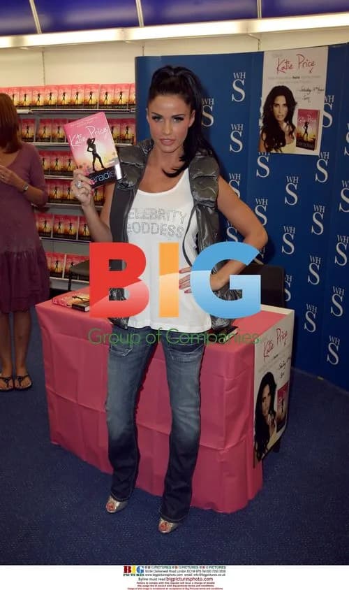 Katie Price signs 'Paradise' book