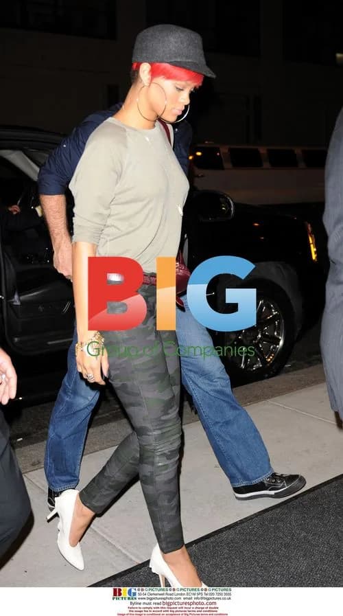 Rihanna Leaves NYC Restaurant