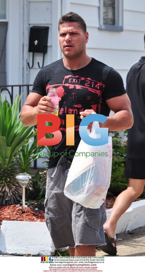 Jersey Shore Star Ronnie Ortiz-Magro Grabs Snacks