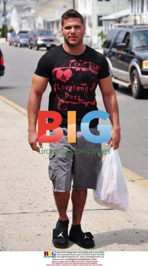 Jersey Shore Star Ronnie Ortiz-Magro Grabs Snacks