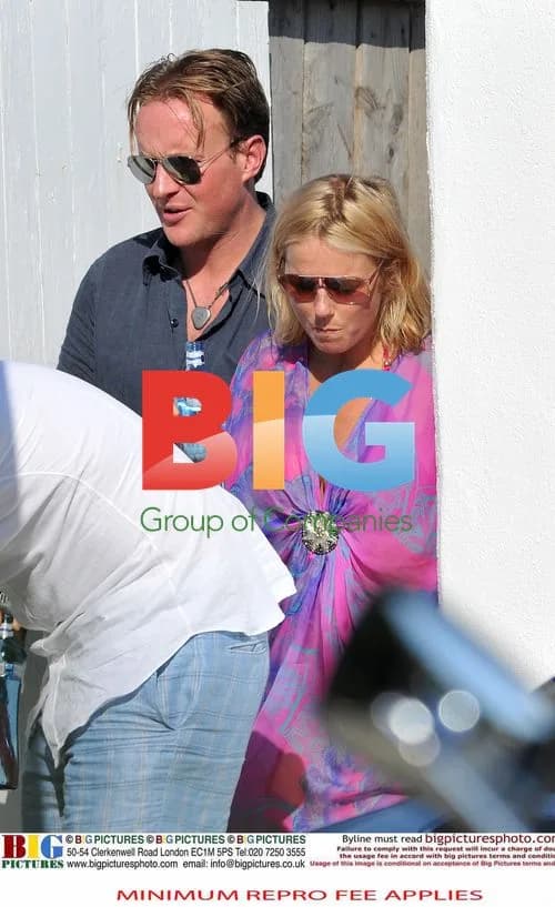 Geri Halliwell Appears Worried While Waiting