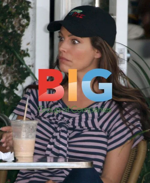 Kelly Brook Drinks Smoothie with Friends