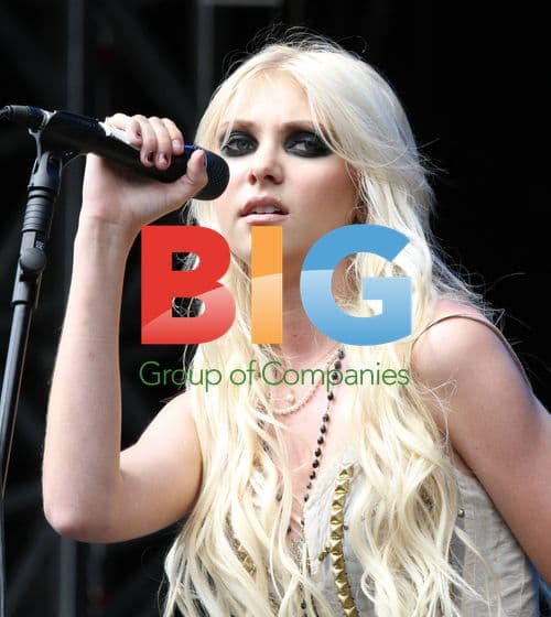 Taylor Momsen Performs at V Festival 2010