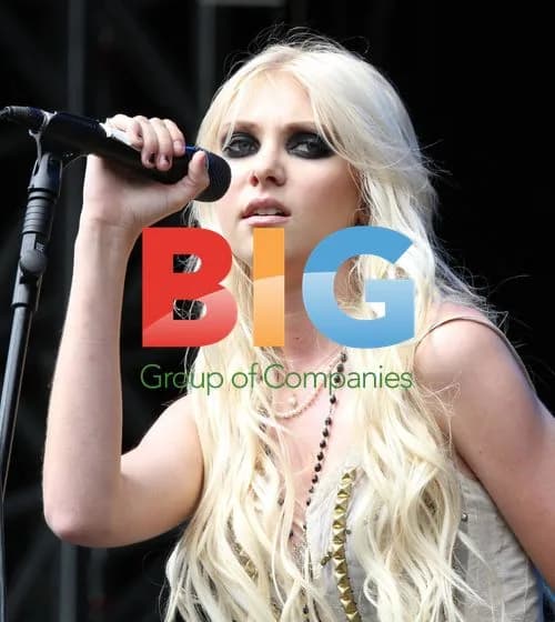 Taylor Momsen Performs at V Festival 2010