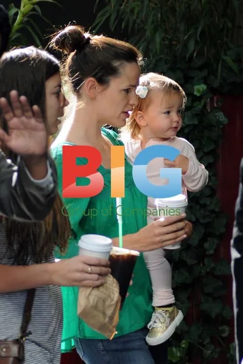 Jennifer Garner and Daughter Seraphina Grab Coffee