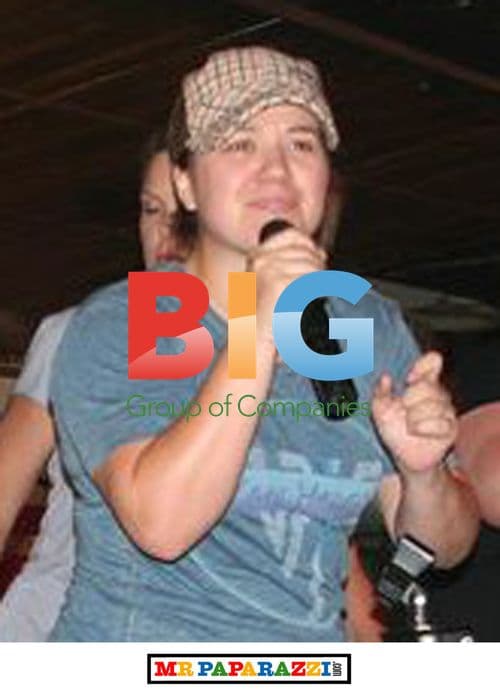 Kelly Clarkson Sings Karaoke in Texas