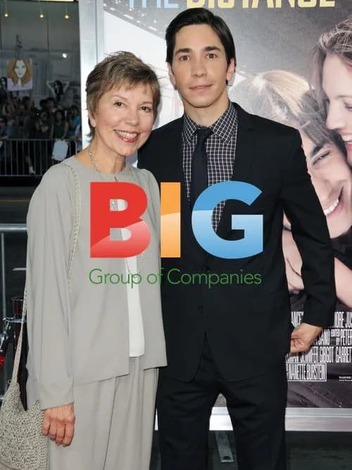 Justin Long & Mom at 'Going the Distance' LA Premiere