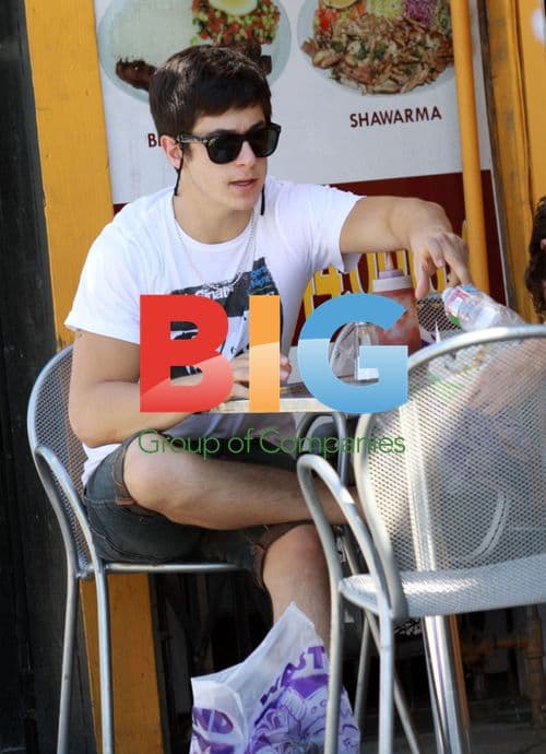 David Henrie Eating Lunch in LA