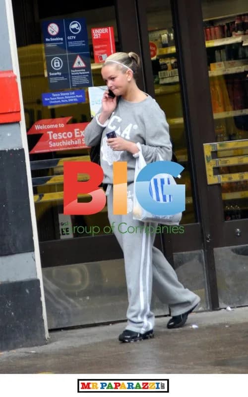 Jennifer Ellison shops at Tesco in Glasgow