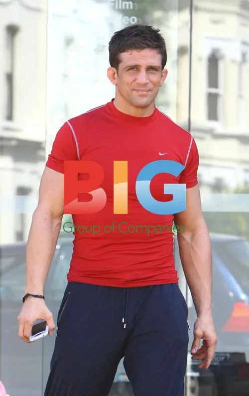 Alex Reid leaves studio, heads to gym