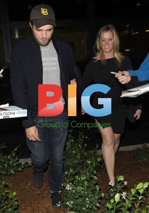 Robert Pattinson Seen With Mother