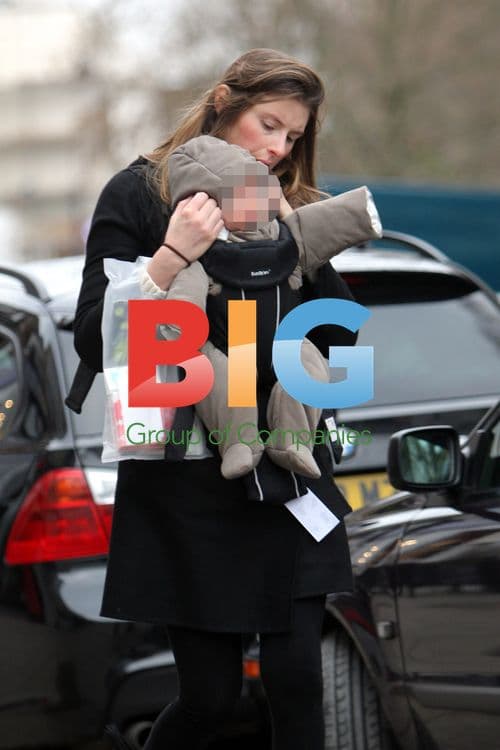 Jools Oliver and Baby Buddy Out Christmas Shopping
