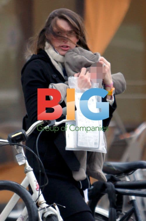Jools Oliver and Baby Buddy Out Christmas Shopping