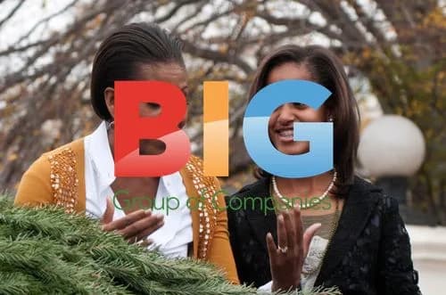 Michelle Obama & Daughters Welcome Christmas Tree