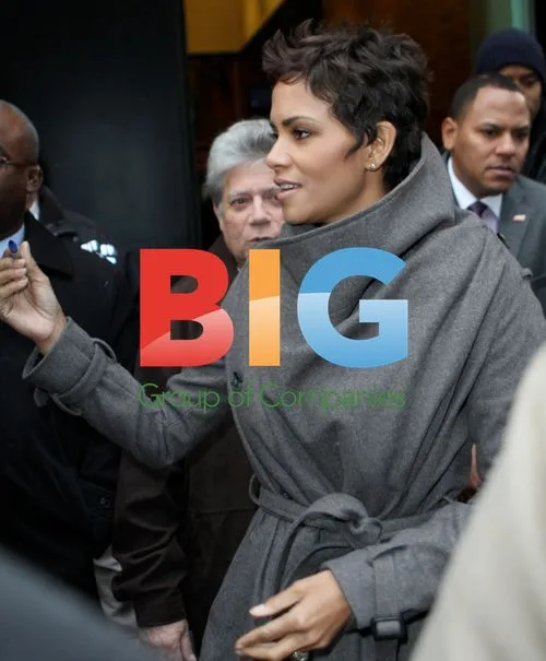 Halle Berry Signing Autographs in NY