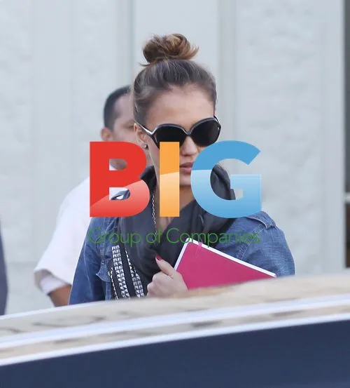 Jessica Alba Buys Mattress at Discount Outlet