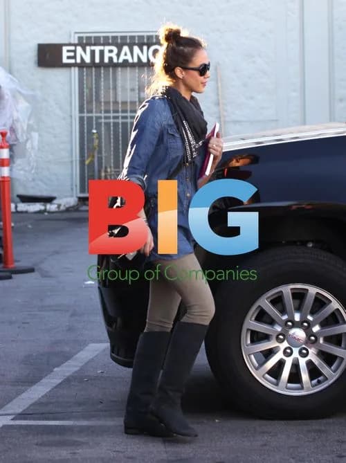 Jessica Alba Buys Mattress at Outlet Store
