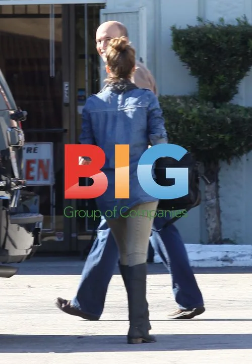 Jessica Alba buys mattress at discount store