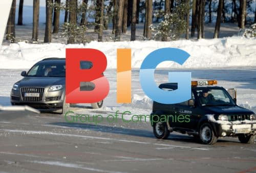 Keanu Reeves Bids Farewell at Polish Airport