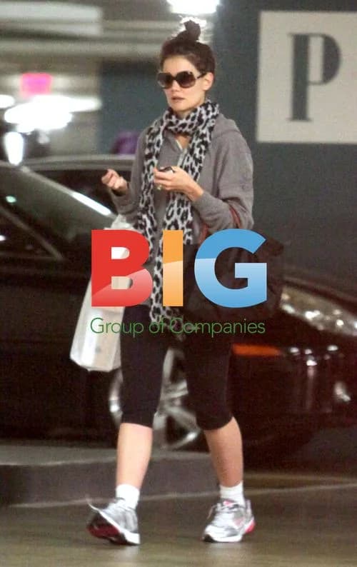 Katie Holmes Talks to Police Officer