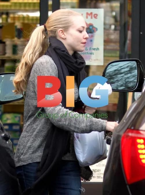 Amanda Seyfried Picking Up Vitamins