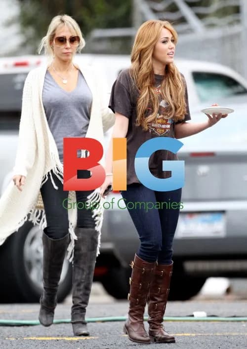 Miley Cyrus on 'So Undercover' set