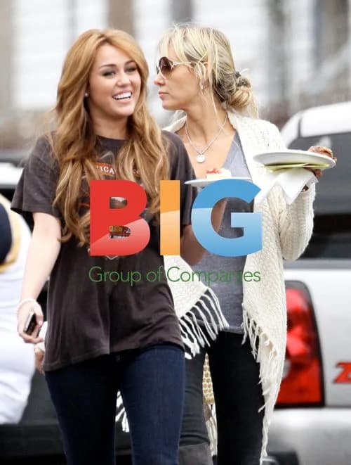 Miley Cyrus on 'So Undercover' Set with Mom Tish