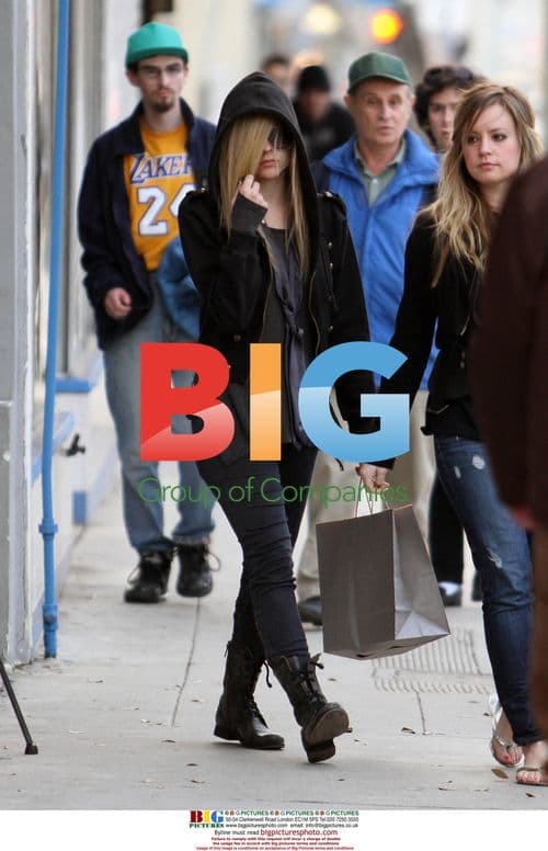 Avril Lavigne goes candle shopping