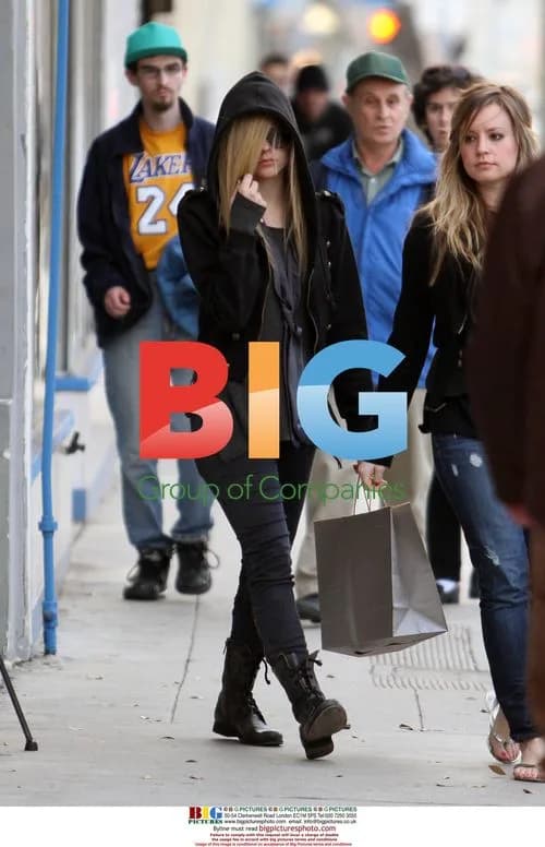 Avril Lavigne goes candle shopping