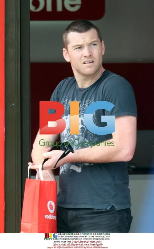 Sam Worthington phone shopping in Sydney