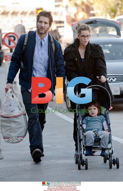 Pregnant Actress Amanda Peet at LAX