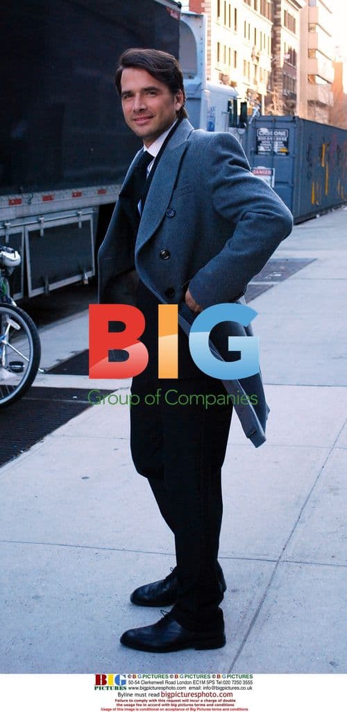 Matthew Settle on "Gossip Girl" Set